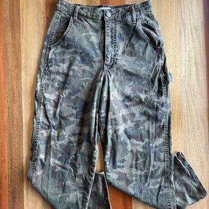 Camo cropped wide leg cargo pants size 27